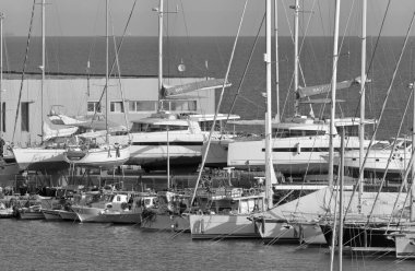 İtalya, Sicilya, Marina di Ragusa (Ragusa Eyaleti), 28 Nisan 2021, limanda yerel balıkçı tekneleri ve lüks yatlar - EDITORIAL