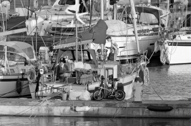 İtalya, Sicilya, Akdeniz, Marina di Ragusa (Ragusa ili); 29 Nisan 2021, limandaki bir yelkenli teknesinde çift - EDITORIAL