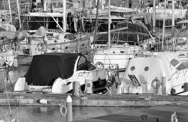意大利 西西里 地中海 拉古萨港 拉古萨省 2021年4月29日 港口内的人员和豪华游艇 Editorial — 图库照片