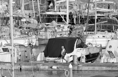 İtalya, Sicilya, Akdeniz, Marina di Ragusa (Ragusa Eyaleti); 29 Nisan 2021, limandaki insanlar ve lüks yatlar - EDITORIAL