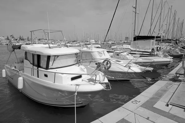 イタリア シチリア島 地中海 マリーナ ラグーザ ラグーザ州 4月2021 ポート内の高級ヨット Editorial — ストック写真