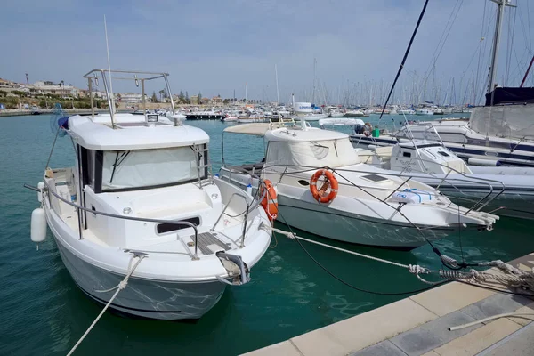 意大利 西西里 地中海 拉古萨海 拉古萨省 2021年4月30日 港口的豪华游艇 Editorial — 图库照片