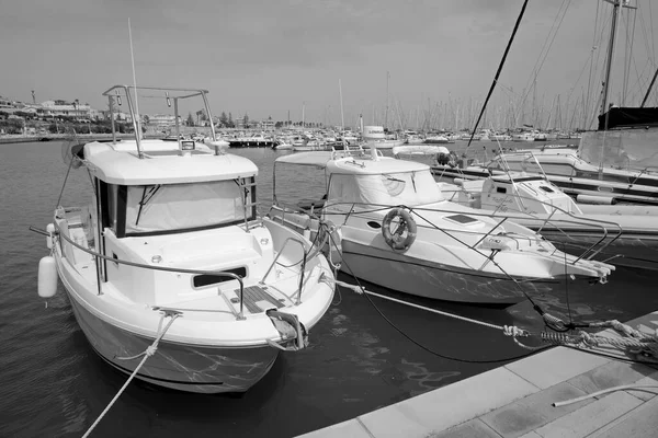 意大利 西西里 地中海 拉古萨海 拉古萨省 2021年4月30日 港口的豪华游艇 Editorial — 图库照片