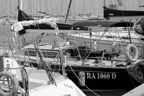 イタリア シチリア島 地中海 マリーナ ラグーザ ラグーザ州 4月2021 港の帆船 Editorial — ストック写真