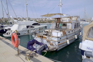 İtalya, Sicilya, Akdeniz, Marina di Ragusa (Ragusa ili); 30 Nisan 2021, limanda lüks yatlar - EDITORIAL