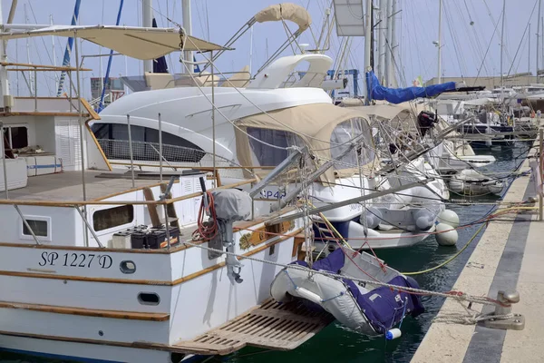 Italien Sicilien Medelhavet Marina Ragusa Ragusaprovinsen April 2021 Lyxjakter Hamnen — Stockfoto