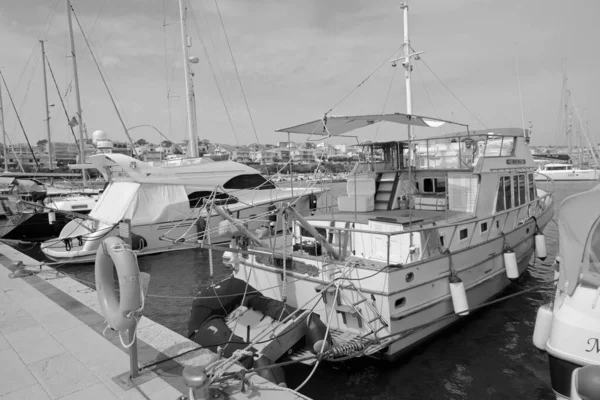 Italia Sicilia Middelhavet Marina Ragusa Ragusaprovinsen April 2021 Luksusbåter Havnen – stockfoto