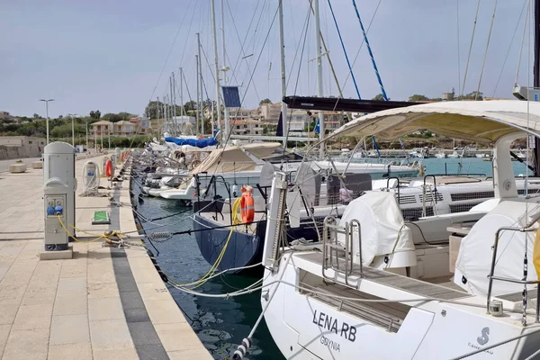 イタリア シチリア島 地中海 マリーナ ラグーザ ラグーザ州 4月2021 ポート内の高級ヨット Editorial — ストック写真