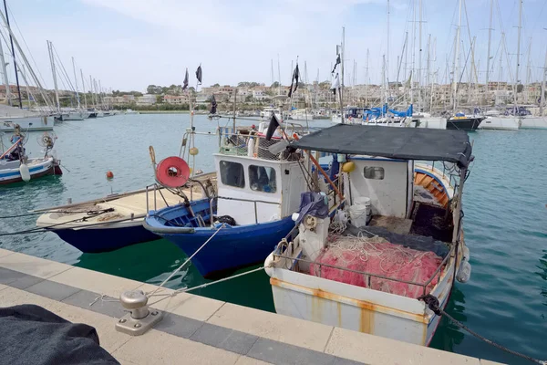 意大利 西西里 拉古萨港 拉古萨省 当地渔船 渔网和豪华游艇 — 图库照片