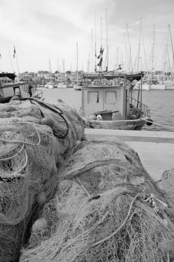 İtalya, Sicilya, Marina di Ragusa (Ragusa Eyaleti), limandaki balıkçı tekneleri, balıkçı ağları ve lüks yatlar 