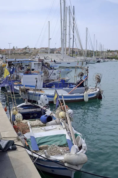 意大利西西里Marina Ragusa Ragusa省 2021年4月30日 港口内的当地渔船 渔网和豪华游艇 Editorial — 图库照片