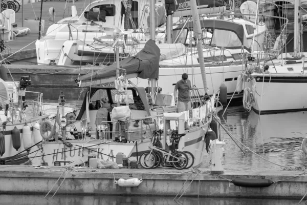 意大利 西西里 地中海 拉古萨海 拉古萨省 2021年5月5日 港口一艘帆船上的人 Editorial — 图库照片