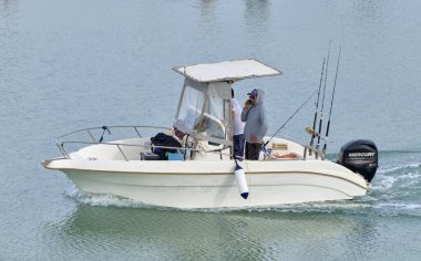 İtalya, Sicilya, Akdeniz, Marina di Ragusa (Ragusa ili); 5 Mayıs 2021, limandaki bir motorlu teknede balıkçılar - EDITORIAL