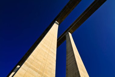 İtalya, Sicilya, Messina vilayeti, otoyol üstgeçidi beton sütunlar