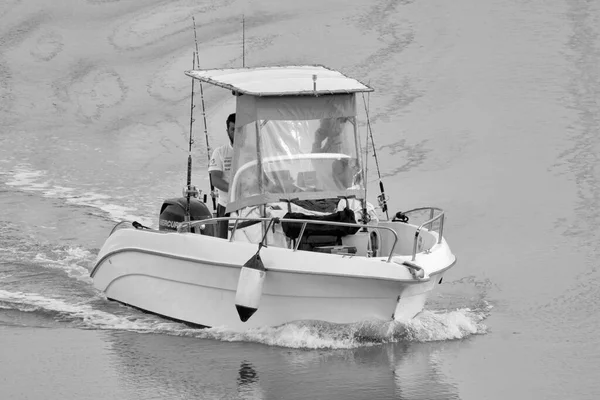 イタリア シチリア島 地中海 マリーナ ラグーザ ラグーザ州 5月2021 港のモーターボート上の漁師 編集部 — ストック写真