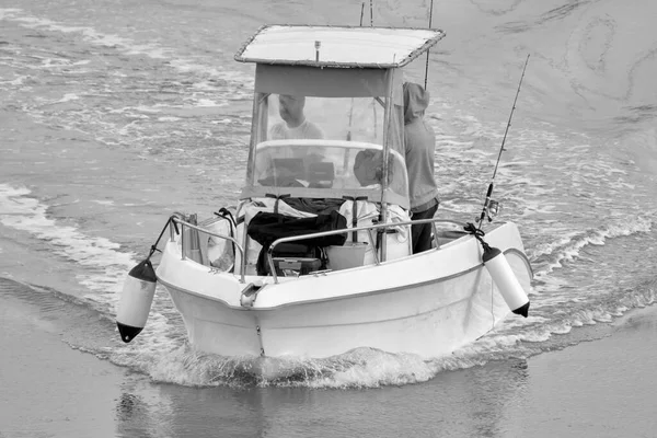 이탈리아 시칠리아해 지중해 마리나 디라구 라구사 2021 Editorial 모터보트를 어부들 — 스톡 사진