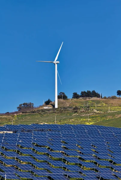 Italie Sicile Province Agrigente Campagne Turbine Énergie Éolienne Panneaux Solaires — Photo