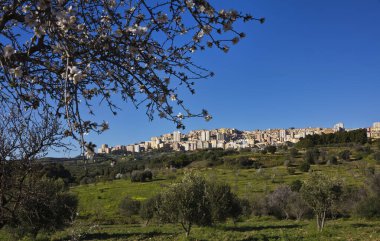 İtalya, Sicilya, Agrigento, kasabanın panoramik manzarası