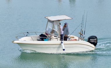 İtalya, Sicilya, Akdeniz, Marina di Ragusa (Ragusa ili); 5 Mayıs 2021, limandaki bir motorlu teknede balıkçılar - EDITORIAL