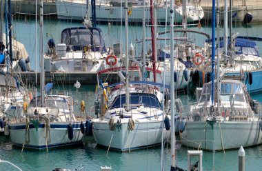 İtalya, Sicilya, Akdeniz, Marina di Ragusa (Ragusa ili); 7 Mayıs 2021, limanda lüks yatlar - EDITORIAL