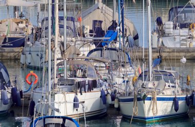 İtalya, Sicilya, Akdeniz, Marina di Ragusa (Ragusa ili); 7 Mayıs 2021, limanda lüks yatlar - EDITORIAL