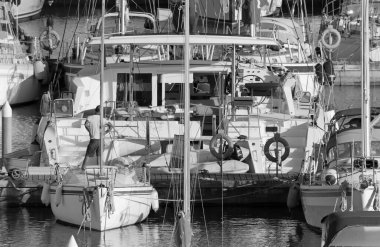 İtalya, Sicilya, Akdeniz, Marina di Ragusa (Ragusa Eyaleti); 8 Mayıs 2021, limandaki insanlar ve lüks yatlar - EDITORIAL