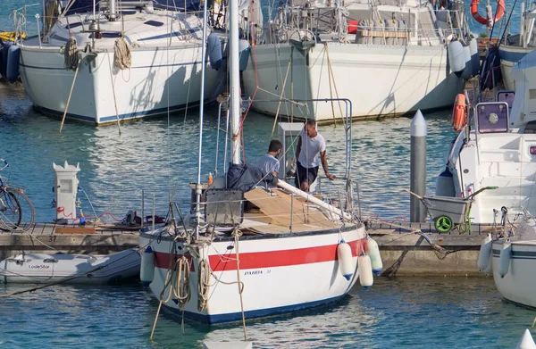 Italien Sicilien Medelhavet Marina Ragusa Ragusaprovinsen Maj 2021 Män Segelbåt — Stockfoto