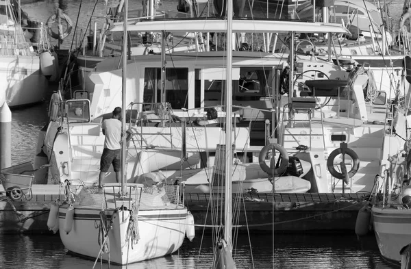 意大利 西西里 地中海 拉古萨港 拉古萨省 2021年5月8日 港口内的人员和豪华游艇 Editorial — 图库照片