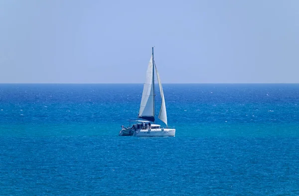 Italia Sicilia Mar Mediterraneo Persone Barca Vela Crociera Nel Canale — Foto Stock