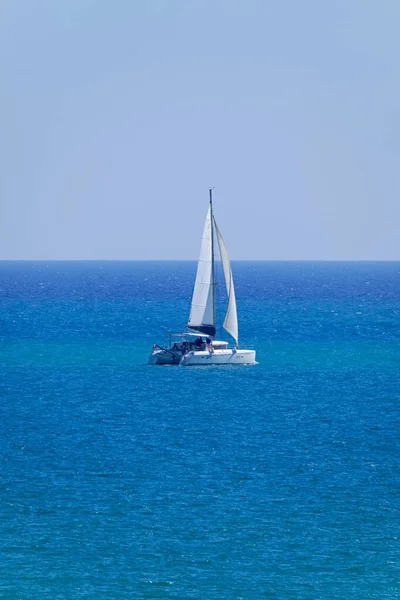 Italia Sicilia Mar Mediterráneo Gente Velero Que Navega Por Canal — Foto de Stock