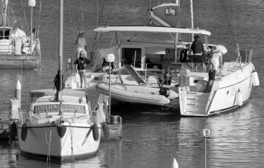 İtalya, Sicilya, Akdeniz, Marina di Ragusa (Ragusa ili); 9 Mayıs 2021, limandaki büyük bir yelkenli teknesinde insanlar - EDITORIAL