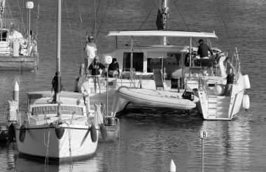 İtalya, Sicilya, Akdeniz, Marina di Ragusa (Ragusa ili); 9 Mayıs 2021, limandaki büyük bir yelkenli teknesinde insanlar - EDITORIAL