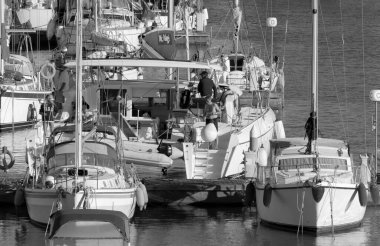 İtalya, Sicilya, Akdeniz, Marina di Ragusa (Ragusa ili); 9 Mayıs 2021, limandaki büyük bir yelkenli teknesinde insanlar - EDITORIAL