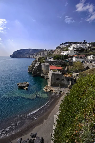 イタリア カンパニア イスキア島 アンジェロ Angelo岩の海岸のビュー — ストック写真