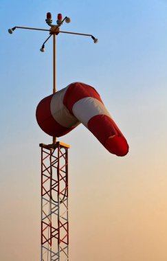 İtalya, Venedik havaalanı, günbatımında rüzgarlık.