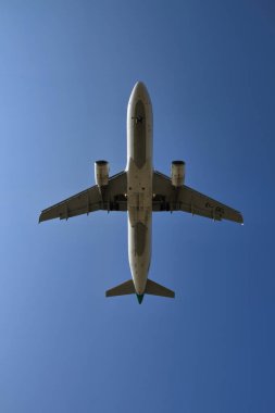 İtalya, gökyüzünde uçan uçak