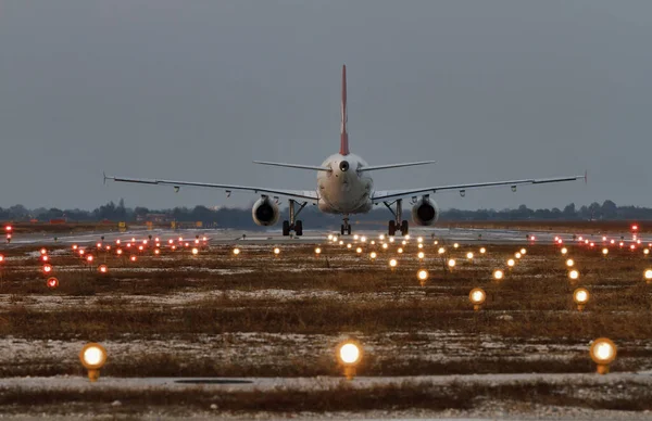 Italien Internationaler Flughafen Venedig Landebahnbeleuchtung Und Startbereite Flugzeuge — Stockfoto