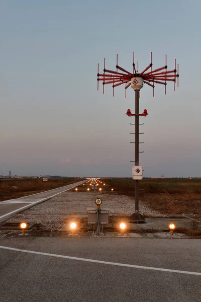 Włochy Międzynarodowe Lotnisko Wenecji Światła Lądowiskowe Zachodzie Słońca — Zdjęcie stockowe