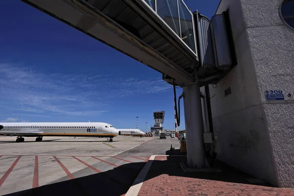 Italia Bari Aeropuerto Internacional Torre Control Vuelo Aviones Estacionados —  Fotos de Stock