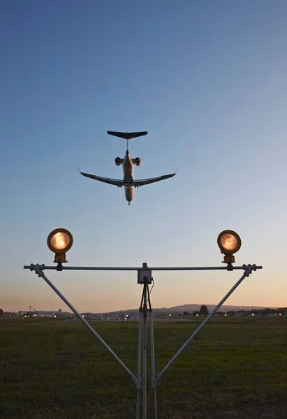 Italien Neapel Internationaler Flugplatz Capodichino Flugzeuglandung Flugkontrollleuchten — Stockfoto