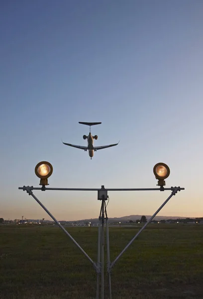 Italien Neapel Internationaler Flugplatz Capodichino Flugzeuglandung Flugkontrollleuchten — Stockfoto