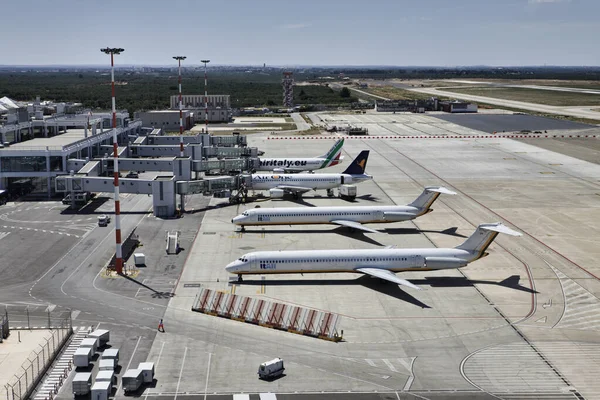 Olaszország Bari Nemzetközi Repülőtér Repülésirányító Toronyból Nézve Jogdíjmentes Stock Képek