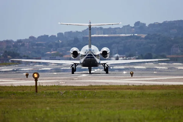 イタリア ナポリ 国際空港Capodichino 離陸準備ができている飛行機 飛行制御ライト — ストック写真