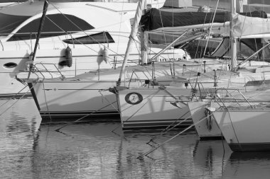 İtalya, Sicilya, Akdeniz, Marina di Ragusa (Ragusa ili); 11 Mayıs 2021, limanda lüks yatlar - EDITORIAL