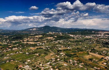 İtalya, Lazio, Castel Gandolfo 'nun havadan görünüşü (Roma)