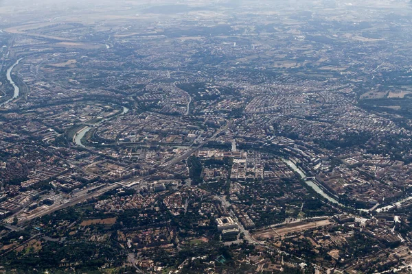 İtalya, Lazio, Roma, şehrin ve Tevere nehrinin hava manzarası