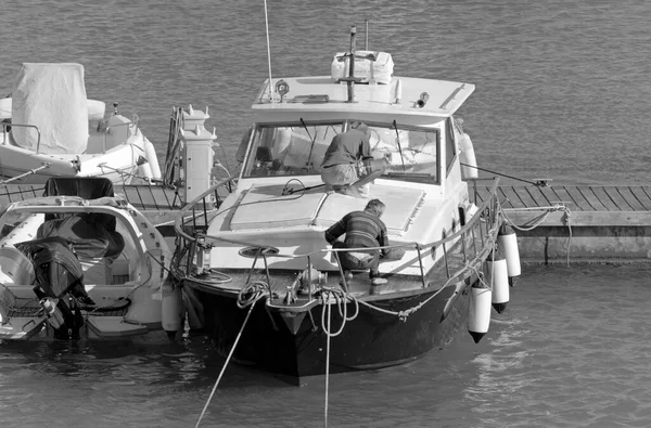 意大利 西西里 地中海 拉古萨海 拉古萨省 港口乘坐豪华游艇和汽艇的男子 — 图库照片