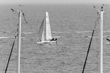 İtalya, Sicilya, Akdeniz, Marina di Ragusa (Ragusa ili); 7 Mayıs 2021, yelkenli yarışı - EDITORIAL