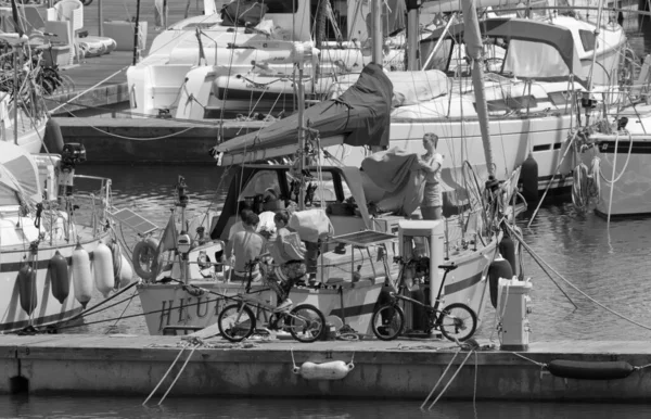 意大利 西西里 地中海 拉古萨海 拉古萨省 2021年5月7日 港口内的人员和帆船 Editorial — 图库照片
