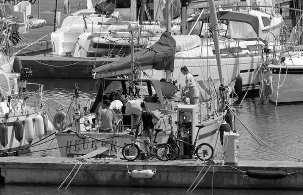 意大利 西西里 地中海 拉古萨海 拉古萨省 2021年5月7日 港口内的人员和帆船 Editorial — 图库照片